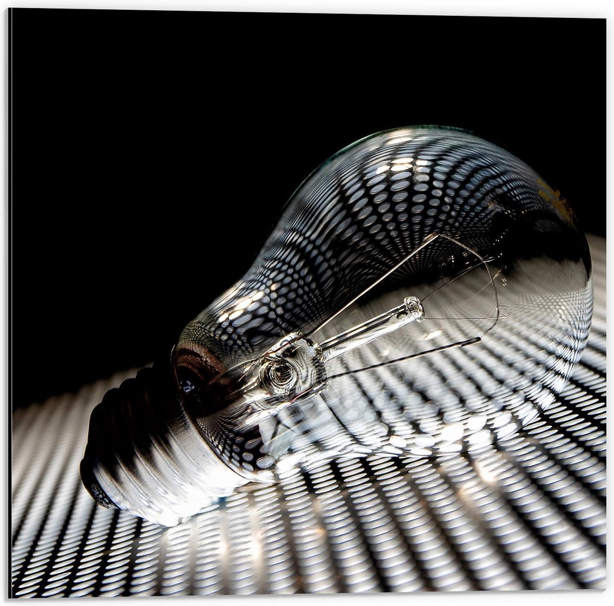Dibond - Gloeilamp op Rooster - 50x50cm Foto op Aluminium (Wanddecoratie van metaal)