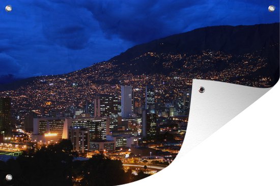 Tuinposter Stad van Medellín schemer achter de heuvel Nutibara - 70x40 cm - Wanddecoratie Buiten - Tuinposter - Tuindoek - Schuttingposter - Tuinschilderij
