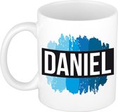 Daniel naam cadeau mok / beker met  verfstrepen - Cadeau collega/ vaderdag/ verjaardag of als persoonlijke mok werknemers