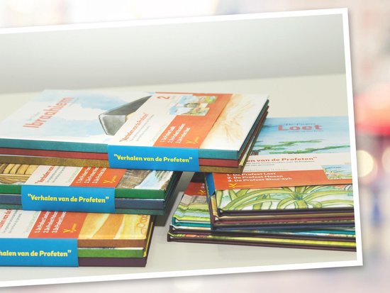 Bundels van kinderboeken over profeten, verpakt met blauwe banden met de tekst Verhalen van de Profeten.