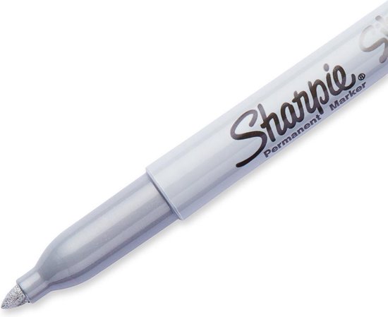 Een close-up van de punt van een zilverkleurige Sharpie permanente marker.