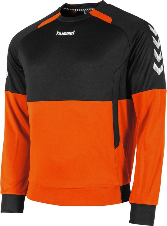 Gezicht op de zwarte sport-trui van Hummel met oranje en witte accenten.