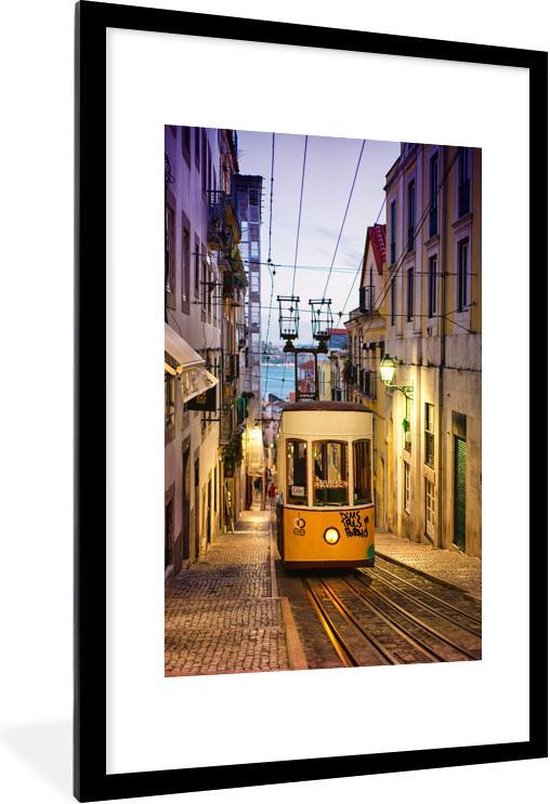 Photo en cadre - Un funiculaire d'un tramway à Lisbonne le soir cadre photo  noir avec... | bol.com
