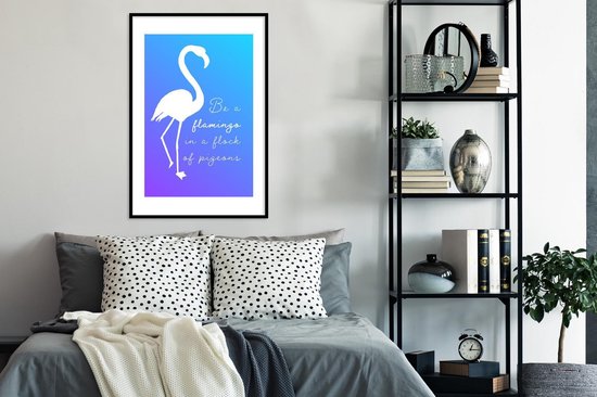 Citation 'Soyez un flamant rose dans un troupeau de pigeons' avec un flamant rose sur fond bleu 60x90 cm