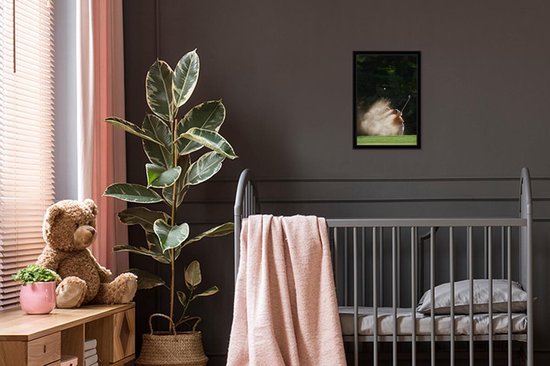 Fotolijst incl. Poster - Een mannelijke golfer slaat de golfbal uit de bunker op het green - 20x30 cm - Posterlijst