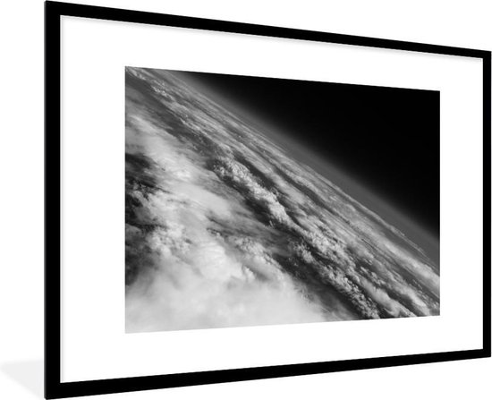 Photo en cadre - Terre aux nombreux nuages de l'espace en cadre photo noir et blanc noir avec passe-partout blanc 60x90 90x60 cm - Affiche en cadre (Décoration murale salon / chambre)