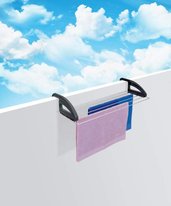 Een zilverkleurig droogrek met zwarte haken, bevestigd aan een muur met blauwe en roze handdoeken eraan.