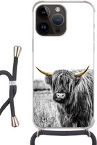 Geschikt voorApple Iphone 14 Pro - Crossbody Case - Schotse hooglander - Goud - Zwart - Wit - Siliconen - Crossbody - Backcover met Koord - Telefoonhoesje met koord - Hoesje met touw
