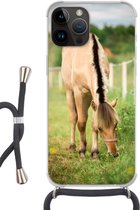 Geschikt voorApple Iphone 14 Pro Max - Crossbody Case - Portret van een fjord paard in een grasveld - Siliconen - Crossbody - Backcover met Koord - Telefoonhoesje met koord - Hoesje met touw