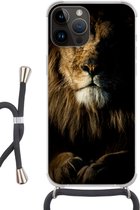 Geschikt voorApple Iphone 14 Pro Max - Crossbody Case - Leeuw - Licht - Zwart - Siliconen - Crossbody - Backcover met Koord - Telefoonhoesje met koord - Hoesje met touw