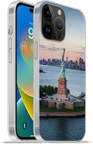 Geschikt voorApple Iphone 14 Pro - Softcase hoesje - New York - Vrijheidsbeeld - Skyline - Siliconen Telefoonhoesje