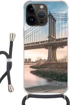 Geschikt voorApple Iphone 14 Pro - Crossbody Case - New York - Rivier - Bridge - Siliconen - Crossbody - Backcover met Koord - Telefoonhoesje met koord - Hoesje met touw