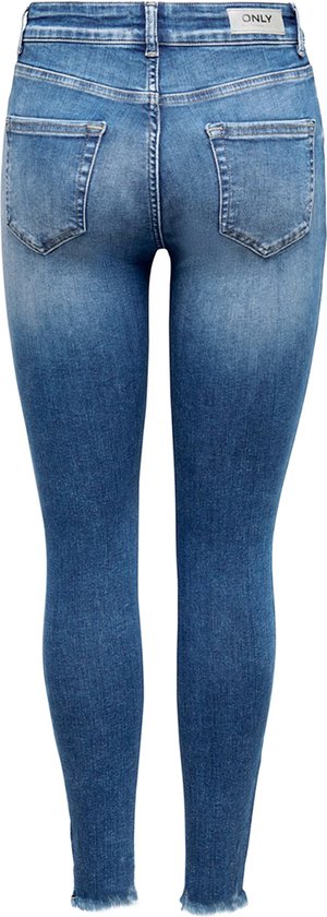 Achterkant van een spijkerbroek met hoge taille, blauwe denim met lichte wassing en rafelige zoom.