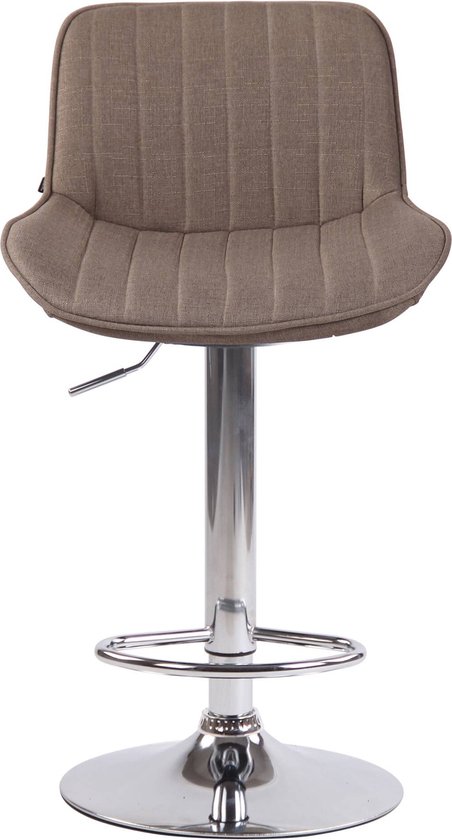 Vooraanzicht van een taupe stoffen barkruk met verticale ribbels op de rugleuning, chromen voet.