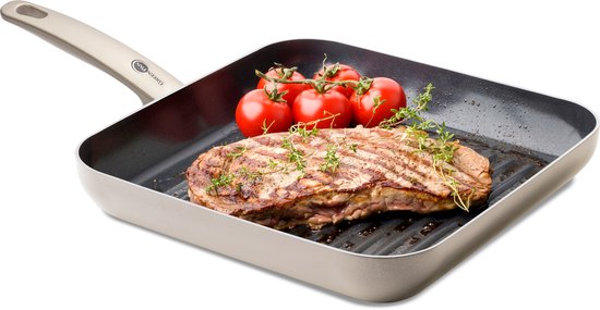 Grijze grillpan met bruine steel, gegrilde steak en takjes tijm.