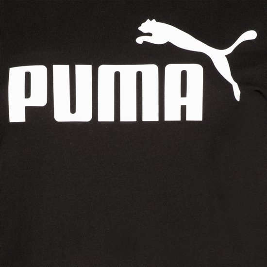 Detailopname van het witte Puma logo op een zwart t-shirt.