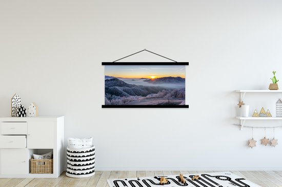 Porte-affiche avec affiche - Affiche scolaire - Hiver - Montagnes - Soleil - Soirée - 120x60 cm - Lattes noires