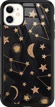 Casimoda® hoesje - Geschikt voor iPhone 11 - Counting The Stars - Luxe Hard Case Zwart - Backcover telefoonhoesje - Goudkleurig