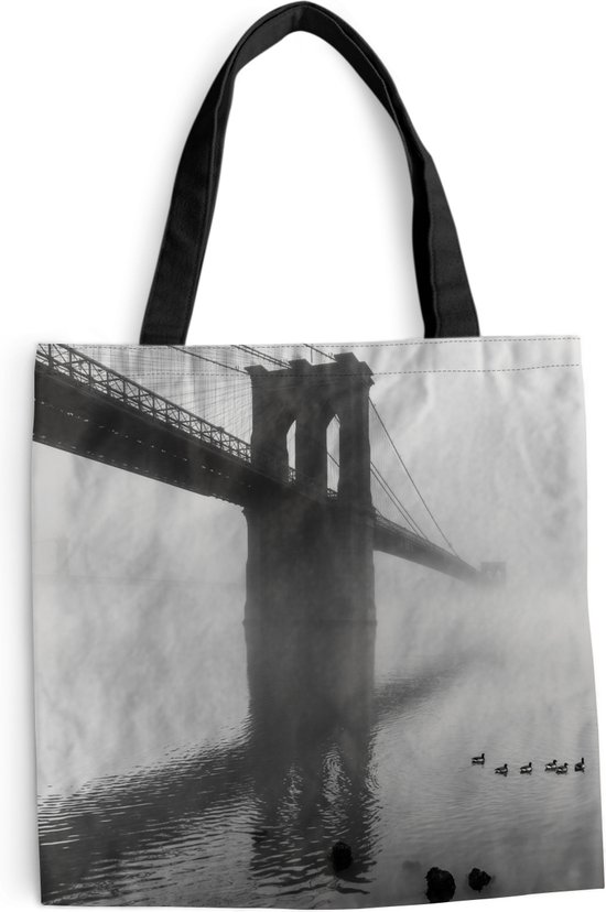 MuchoWow® Schoudertas - Strandtas - Big Shopper - Boodschappentas - Mist bedekt de Brooklyn Brug in New York in zwart-wit - 45x45 cm - Katoenen tas