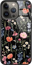 Leuke Telefoonhoesjes - Hoesje geschikt voor iPhone 13 Pro Max - Backcover zwart - Bloemen - Multi