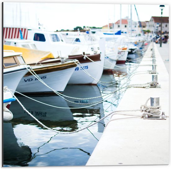 WallClassics - Dibond - Boten in Haven - 50x50 cm Foto op Aluminium (Met Ophangsysteem)