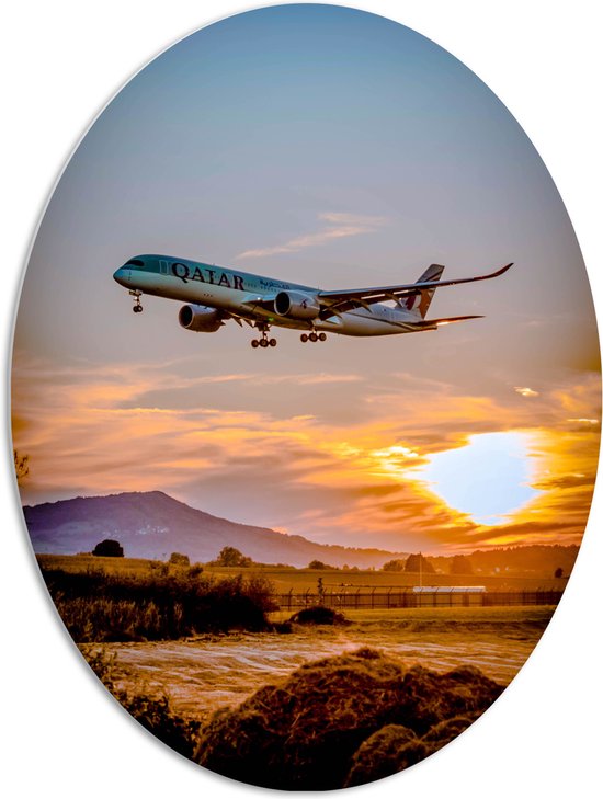 WallClassics - Plaque Ovale en Mousse PVC - Avion Volant Bas Blauw avec Soleil - 72x96 cm Photo sur Ovale (Avec Système d'accrochage)