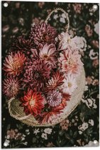 WallClassics - Tuinposter – Compositie van Rood/Roze Bloemen in Mand - 50x75 cm Foto op Tuinposter  (wanddecoratie voor buiten en binnen)