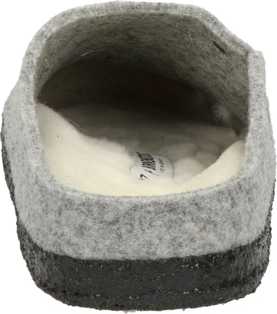 Grijze Birkenstock pantoffel van vilt met witte schapenwollen voering, achterkant aanzicht.