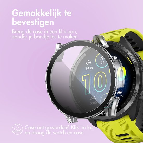 Zwarte Garmin Forerunner 965 met felgeel bandje, voorzien van een transparante beschermhoes. Een hand toont hoe de hoes met een klik wordt bevestigd.