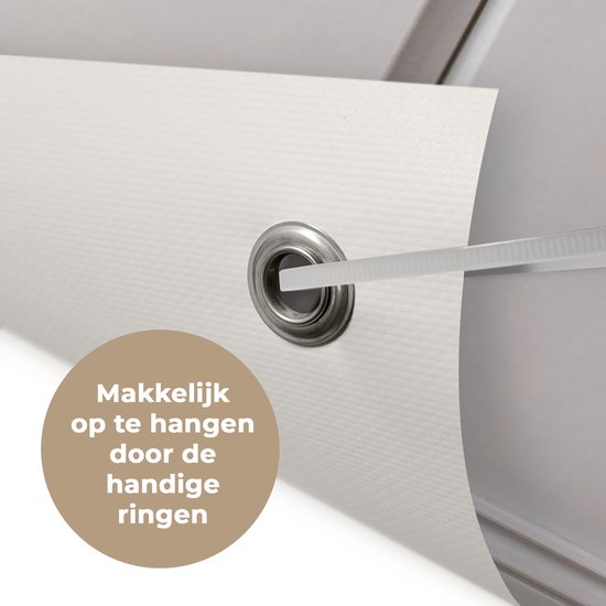 Tuinposter 180x120 cm - Tuindecoratie Een cello tegen een witte muur - Poster voor in de tuin - Buiten decoratie - Schutting tuinschilderij - Tuindoek muurdecoratie - Wanddecoratie balkondoek