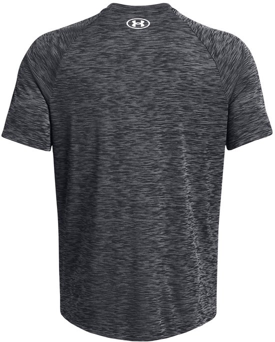 Donkergrijs sportshirt met subtiele horizontale lijnen en wit Under Armour logo op de rug.