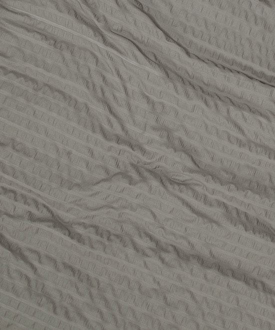 Tissu gris avec un motif seersucker froissé à rayures verticales.