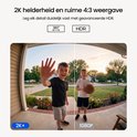Twee kinderen bij de voordeur. Links staat een jongen met bal, rechts een jongen met bal. Links is 2K+, rechts is 1080P.