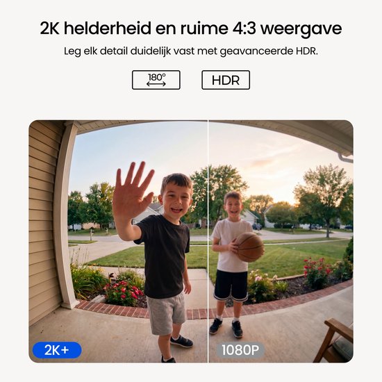 Twee kinderen bij de voordeur. Links staat een jongen met bal, rechts een jongen met bal. Links is 2K+, rechts is 1080P.
