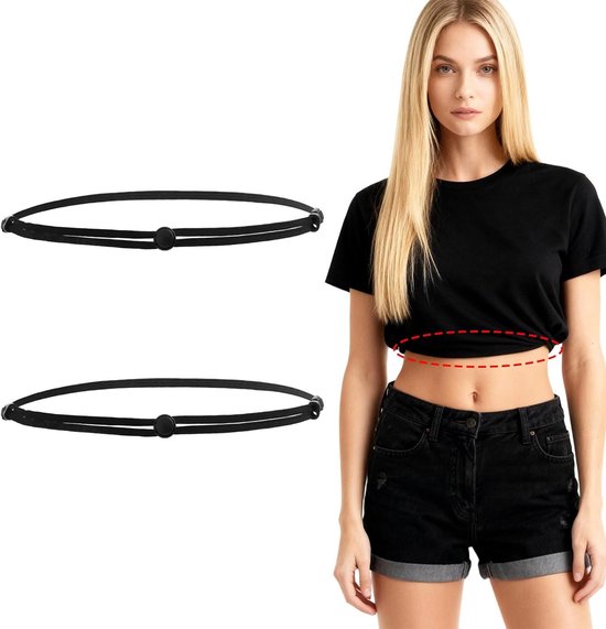 Een vrouw in een zwart T-shirt en korte broek, met twee zwarte elastische banden ernaast.