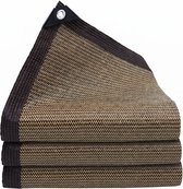 Gevouwen bruin schaduwdoek met versterkte hoeken en een dichte weefselstructuur.