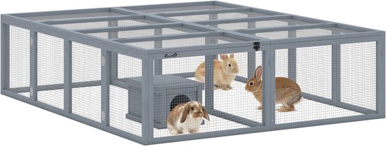 Drie konijnen in een rechthoekig, grijs konijnenhok met een huisje en gaas, gefotografeerd op een witte achtergrond.