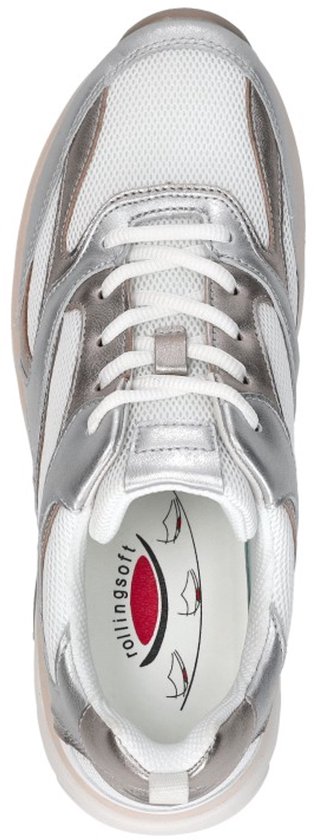 Bovenaanzicht van een witte sneaker met zilveren en roségouden accenten, witte veters.