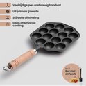 Gietijzeren poffertjespan met 14 holtes en houten handvat. Iconen tonen veelzijdigheid, gietijzer, stijl en geen chemische coating.
