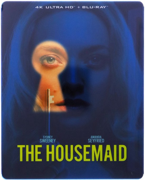 Een close-up van het gezicht van een vrouw, door een sleutelgat kijkend. Titel "The Housemaid" met Sydney Sweeney en Amanda Seyfried.