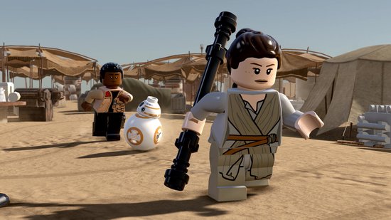 Lego Rey met lichtzwaard en Lego Finn met BB-8 droid op woestijnplaneet.