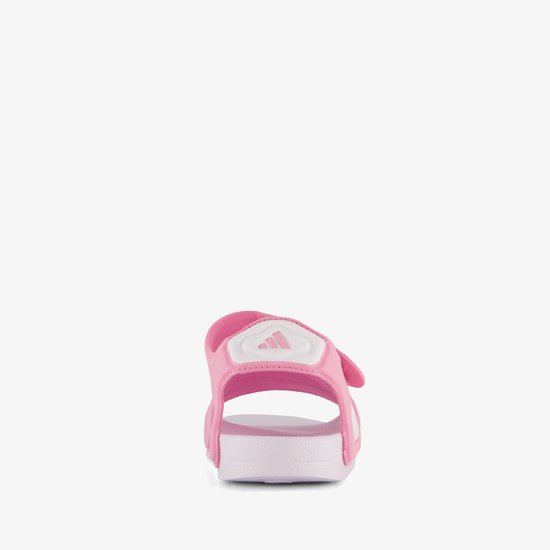 Roze kinder sandalen met bandjes en drievoudig Adidas logo op de zijkant.