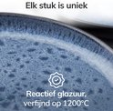 Gedetailleerde close-up van een uniek, diepblauw reactief geglazuurd aardewerk, verfijnd op 1200°C.