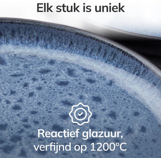 Gedetailleerde close-up van een uniek, diepblauw reactief geglazuurd aardewerk, verfijnd op 1200°C.