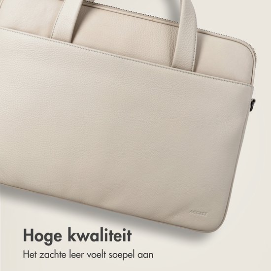 Off-white laptoptas van soepel, hoogwaardig leer met discrete merknaam 'ACCEZZ' op de voorkant.
