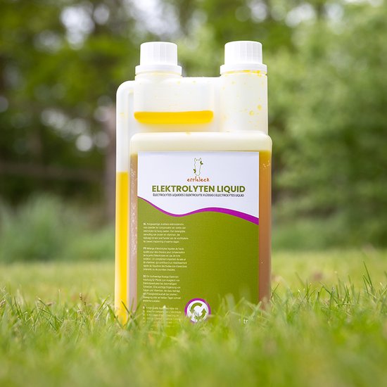 Epplejeck Elektrolyten Liquid in 1 liter fles, staand in het gras. Gele vloeistof zichtbaar.