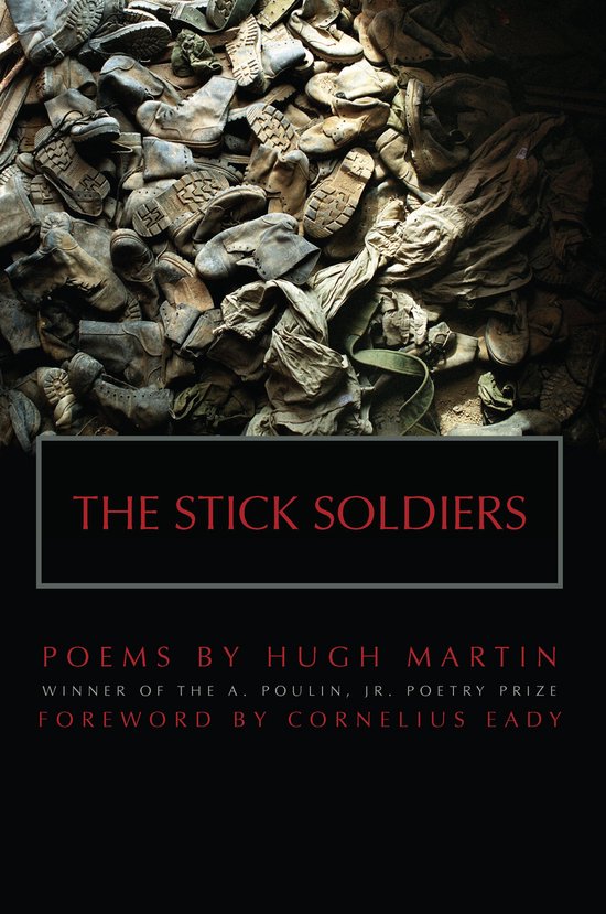 De kaft van het boek 'The Stick Soldiers' toont een stapel versleten militaire laarzen en kleding.