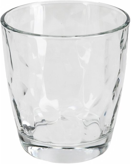 Een leeg transparant glas met een facetgeslepen structuur, op een witte achtergrond.