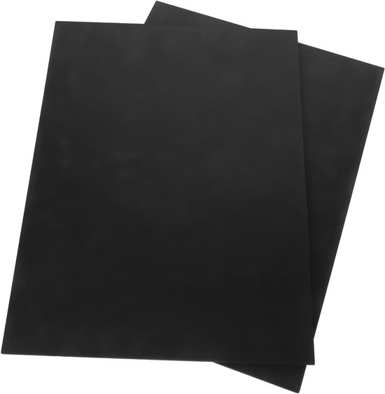 Twee zwarte vellen PVC-foamboard voor knutselprojecten.
