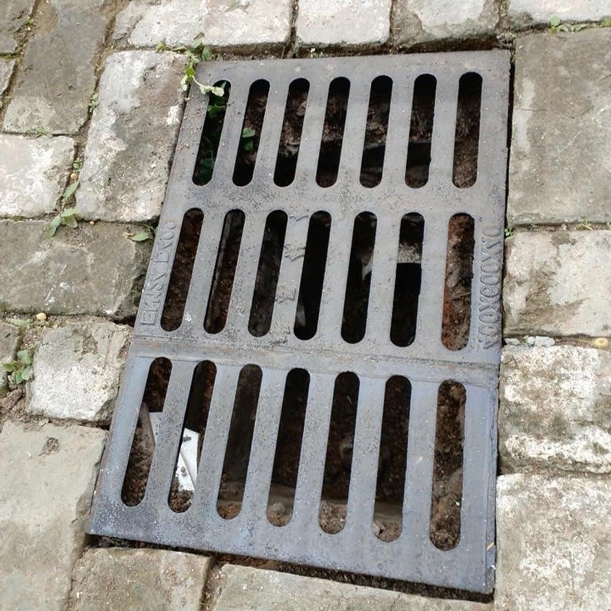 Gietijzeren afvoerrooster - Buitenafvoer deksel - Waterafvoer verbeteren - Duurzaam nodulair gietijzer - 35x50cm - Zwart